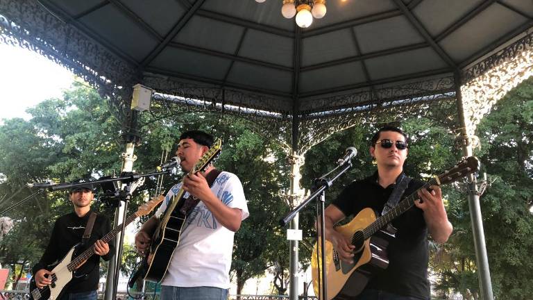 Los Kileños de Sinaloa durante su presentación en la Fiesta en el Kiosco.