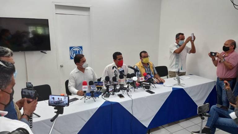 Juan Carlos Estrada, dirigente del PAN Sinaloa; Jesús Valdés Palazuelos, del PRI, y Marco Aurelio Vazquez, del PRD.
