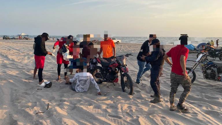 Elementos de emergencia atendieron al joven lesionado tras el accidente en la playa La Tambora, quien después fue trasladado a un hospital de Escuinapa.