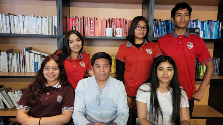 El dirigente nacional de la FNERRR, Adán Márquez Vicente, con los jóvenes estudiantes.