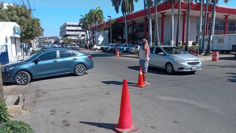 En calles como Río Baluarte, los espacios públicos son reservados por “lavacarros” con conos y cubetas para uso exclusivo de sus clientes.