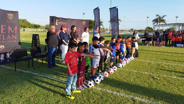 Los participantes rinden la protesta deportiva.