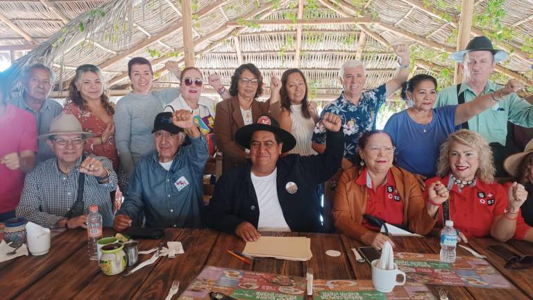 Maestros y jubilados sinaloenses respaldaron en Mazatlán la convocatoria de la CNTE a un paro nacional en defensa de sus derechos laborales y la abrogación de la reforma al ISSSTE.