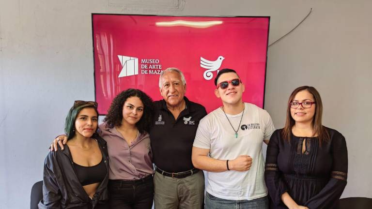 Miguel Ángel Ramírez Jardines, director del Museo de Arte de Mazatlán, acompañado de artistas que participarán en las actividades de este mes.