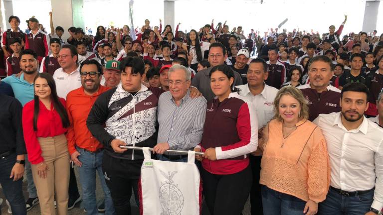 Los abanderados junto al Gobernador Rubén Rocha Moya.