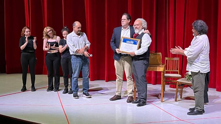 Rodolfo Arriaga recibe el Reconocimiento a la Labor Escénica Universitaria.
