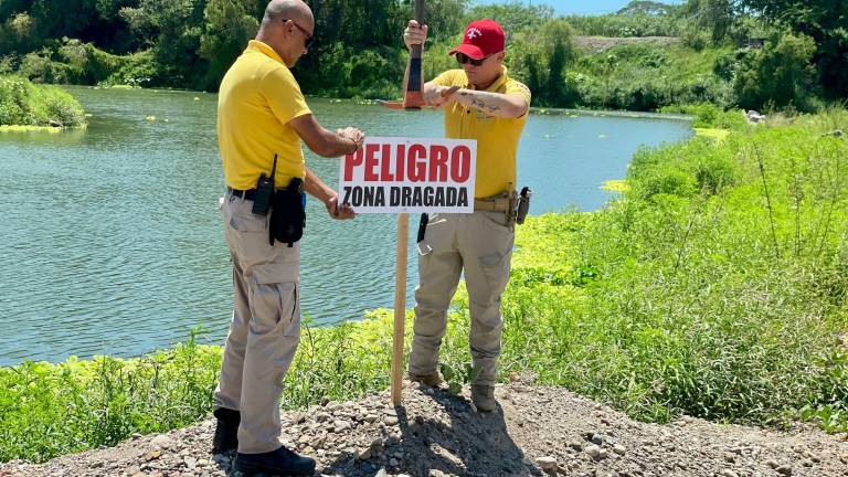 Protección Civil colocó letreros de advertencia a lo largo del río Presidio, en la zona de Villa Unión, para evitar futuras tragedias.