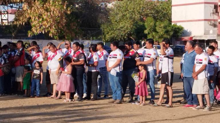 Los jugadores y sus madrinas atentos a la ceremonia.