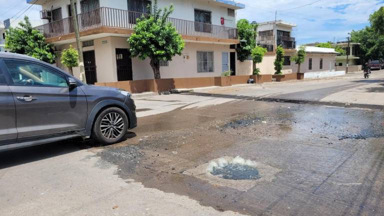 Fuga de aguas negras en Culiacán en la red de drenaje.