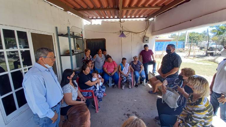 Los familiares de los desaparecidos.