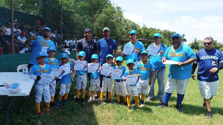 Jorge Adair Luna estuvo presente en la premiación de los diferentes equipos.