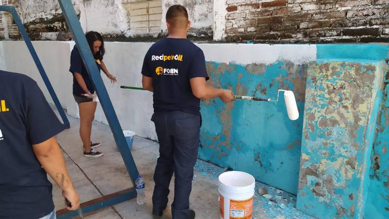 Personal militar y padres de familia trabajan en la remodelación del plantel.
