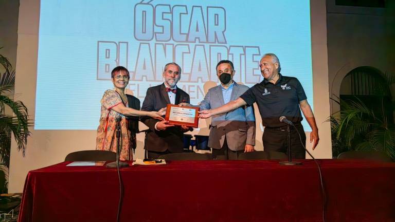 Óscar Blancarte recibe el reconocimiento por su trayectoria.