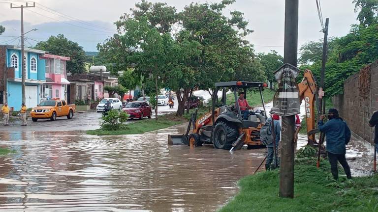 Personal del Ayuntamiento acudió con maquinaria para desfogue el agua hacia el arroyo Jabalines.
