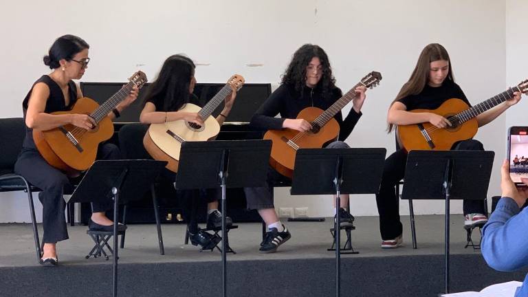 Alumnos del maestro Orlando López ofrecen concierto de guitarra en la Escuela de Artes José Limón.