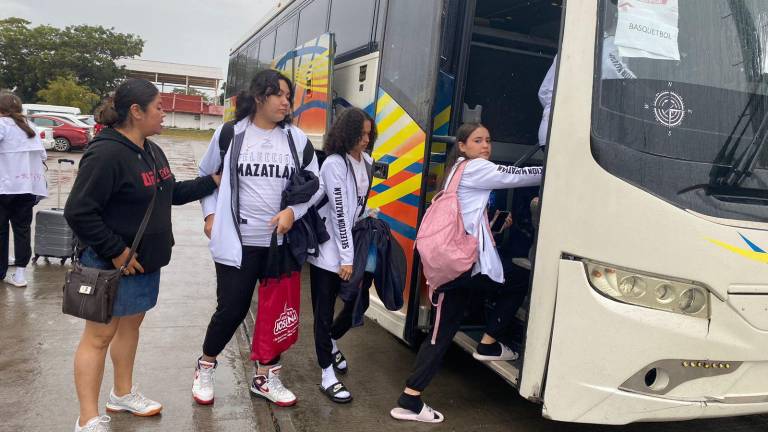 Los basquetbolistas parten por la victoria.