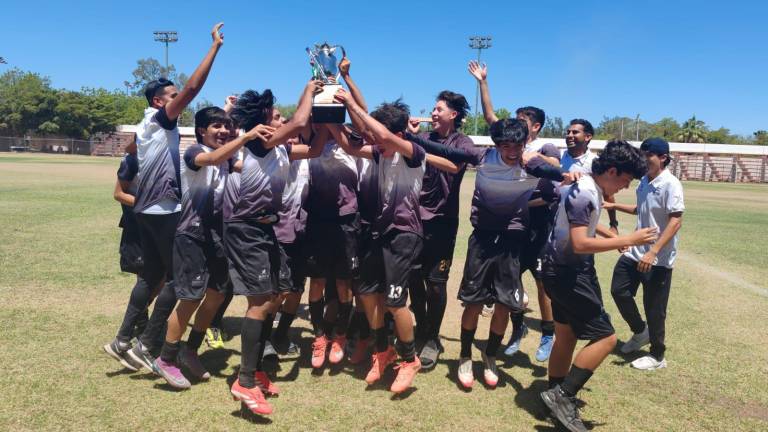 Los jugadores mazatlecos celebran la obtención del título del Estatal en la Juvenil B.