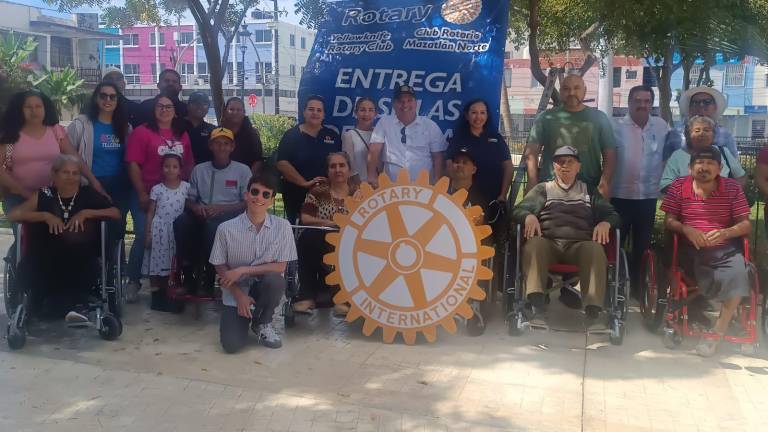 Adultos mayores y menores con discapacidad recibieron los donativos.