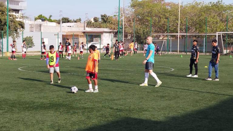 Ángel Díaz Barrachina brindó una capacitación en la cancha de la Colonia Francisco Villa.