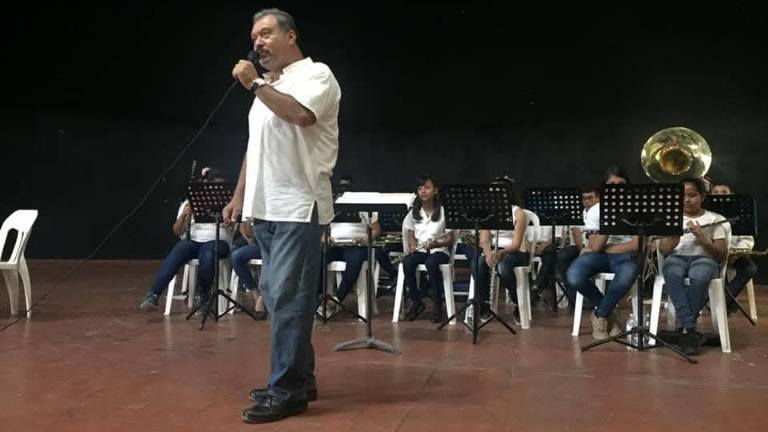 Hugo Teodosio Raygoza Cárdenas, “El Profe Hugo”, es el responsable de formar a nuevas generaciones de músicos en la Orquesta Sinfónica de Escuinapa Severiano Moreno.