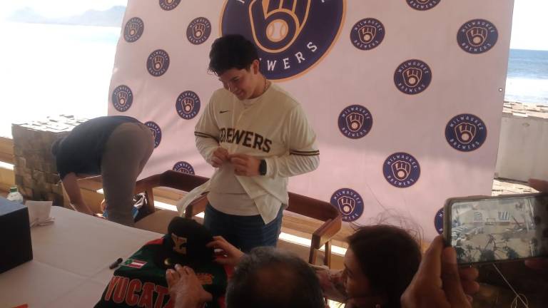 Luis Enrique Aguayo García se mostró contento por firmar con Milwaukee.
