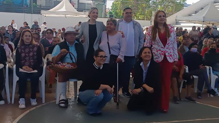 Adultos mayores y madres solteras recibieron apoyos económicos.