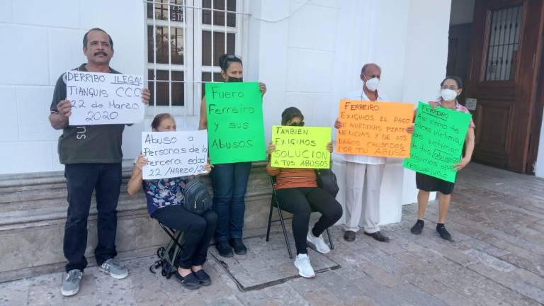 Locatarios del Centro Cívico Constitución, que fueron desalojados en 2020 por el Ayuntamiento de Culiacán