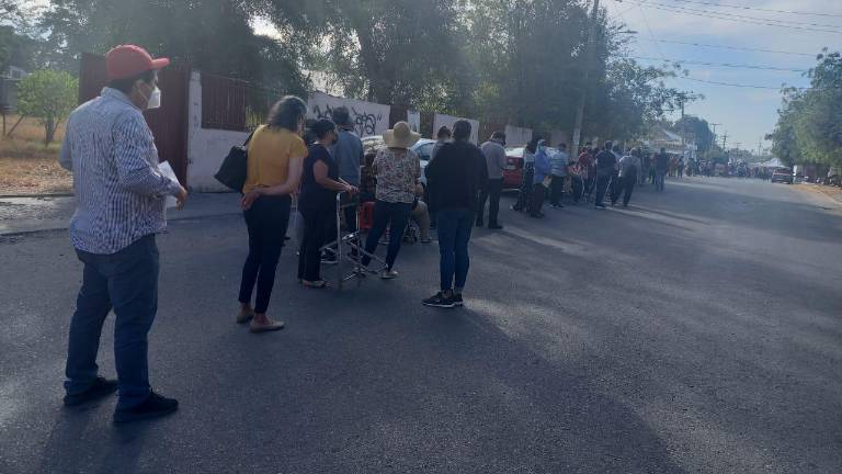 Larga fila se registra en el centro de vacunación de DIF Humaya, este miércoles.