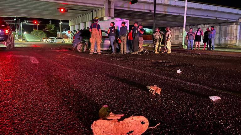 Una motocicleta terminó prensada entre dos vehículos.