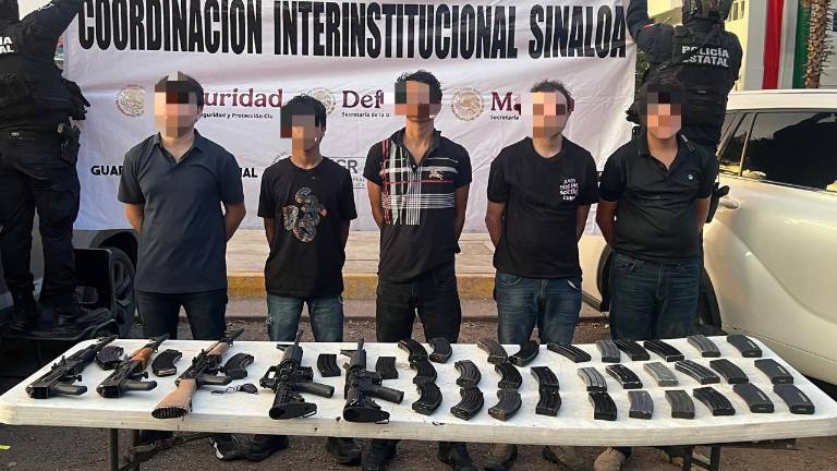 Elementos de seguridad aseguraron fusiles y vehículos robados durante la detención de cinco hombres en Culiacán.