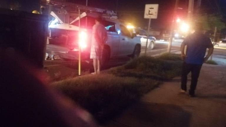Vecinos del Infonavit Playas tienen más de 16 horas sin energía eléctrica. Hasta las 20: 50 horas llegó personal de la CFE al lugar.