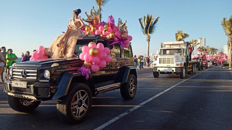 Segunda gran manifestación carnavalera por el paseo costero de Mazatlán.