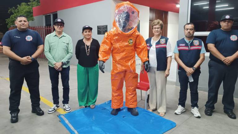 Personal de Bomberos Mazatlán ahora cuenta con nuevos trajes de protección para atender emergencias por materiales peligrosos.