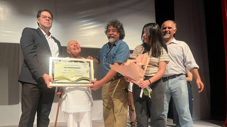 La actriz Martha Salazar recibe su distinción a la Labor Escénica por 60 años de trabajo.