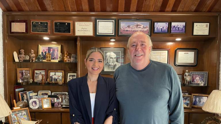 La Alcaldesa de Mazatlán, Estrella Palacios, y Carlos Berdegué Sacristán, vicepresidente de la Asociación de Hoteles y Empresas Turísticas de Mazatlán.