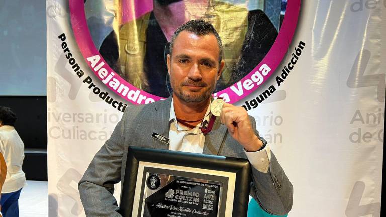 Héctor Murillo, con su reconocimiento del Premio Coltzin.