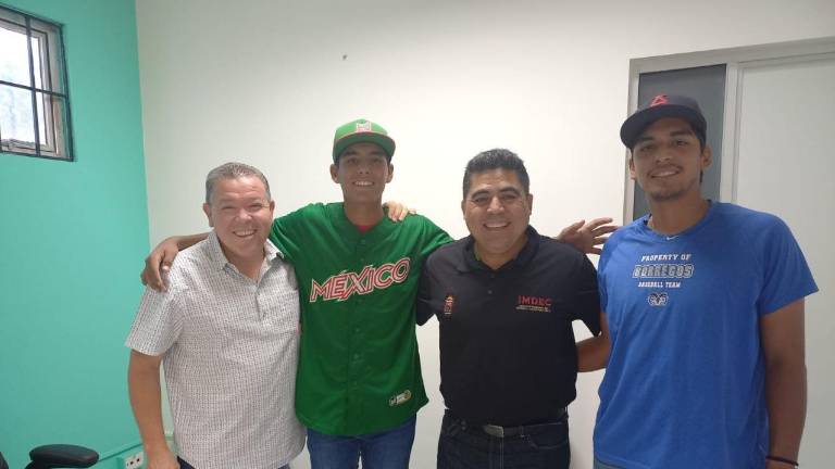 David Hernández estuvo de visita en el Imdec, donde fue recibido por el director del organismo Heriberto García Osuna.