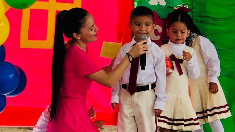 Niños y niñas participaron en números artísticos.