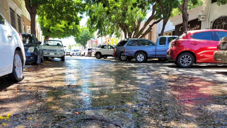 Fuga de agua registrada en el Centro de Culiacán.