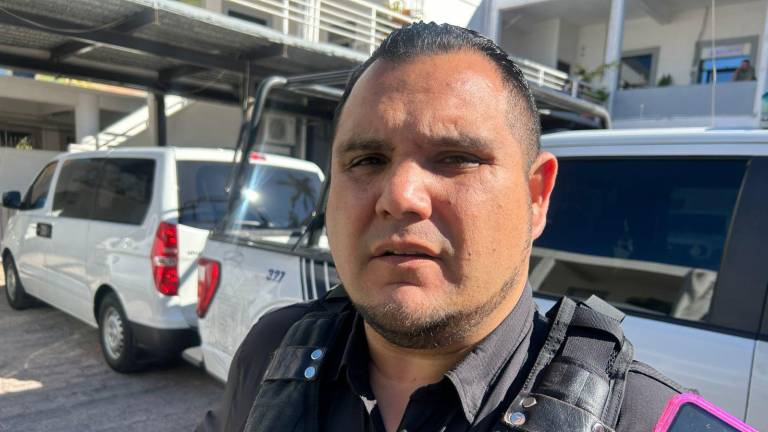Barrón Valdez comentó que el conductor recibió el impacto de bala por la espalda, pero que de momento no corre riesgo su vida.