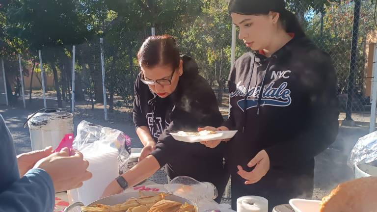Judith Higuera y su equipo de Caritas IAP vendieron tamales en el Parque Central de Mazatlán para apoyar a