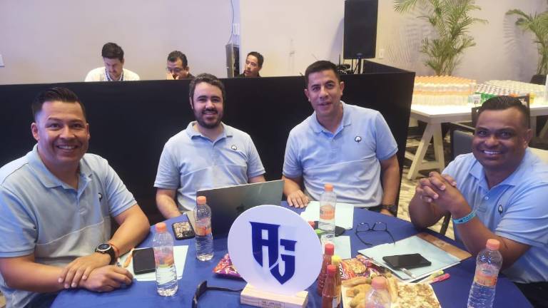 La directiva de Algodoneros de Guasave en el Draft.