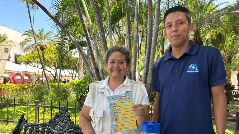 Los módulos ofrecen suero preparado en zonas concurridas de Mazatlán con atención a locales y turistas.
