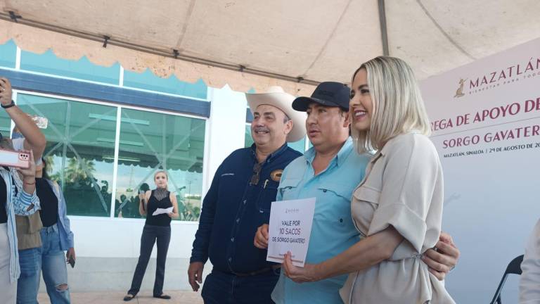 El Gobierno Municipal de Mazatlán realizó este viernes la entrega de 20 toneladas de semilla de sorgo gavatero a productores de las sindicaturas de El Quelite, La Noria, El Habal y Villa Unión.