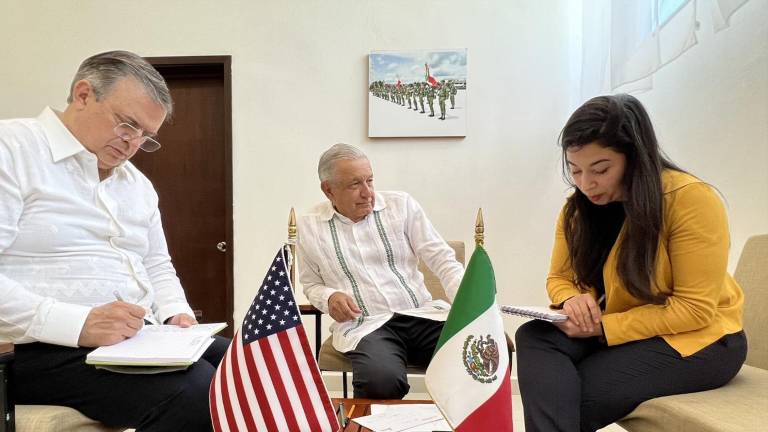 AMLO, Ebrard y una traductora en la llamada con Joe Biden.