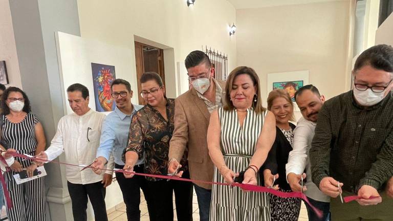 Bárbara Beltrán y autoridades de Casa Achoy durante la inauguración .
