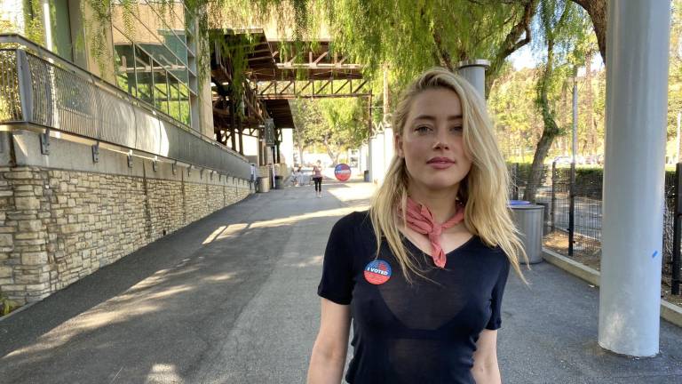 Amber Heard comparte que se convirtió en madre de una niña.