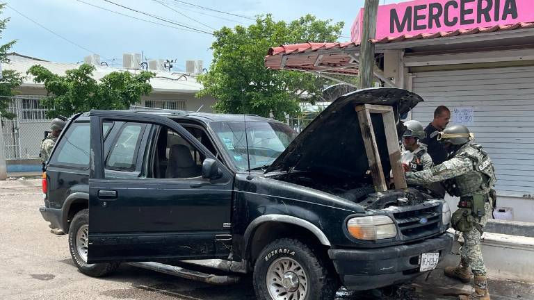 Militares usaron un extintor y un refresco para controlar el fuego en la camioneta.