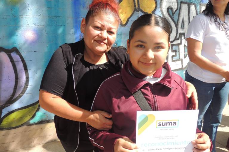 Develan alumnos colorido mural, con el que hacen un llamado a la paz