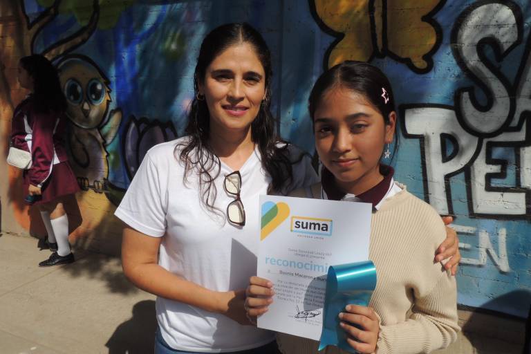 Develan alumnos colorido mural, con el que hacen un llamado a la paz